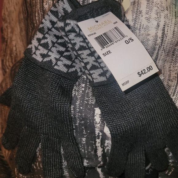 Authentic Michael Kors winter gloves - Picture 2 of 4